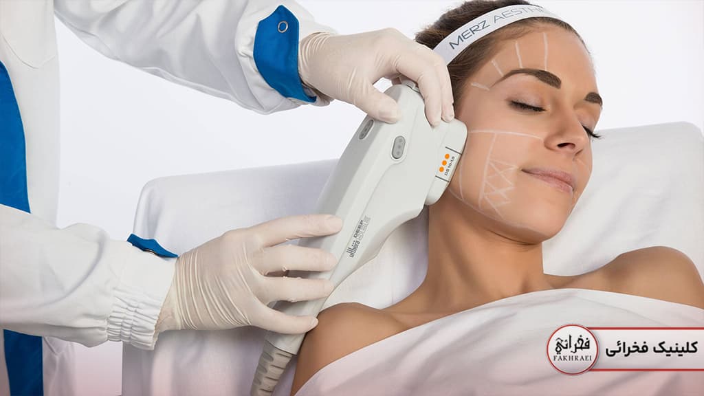 آماده شدن برای جلسه هایفو تراپی برای کاهش غبغب