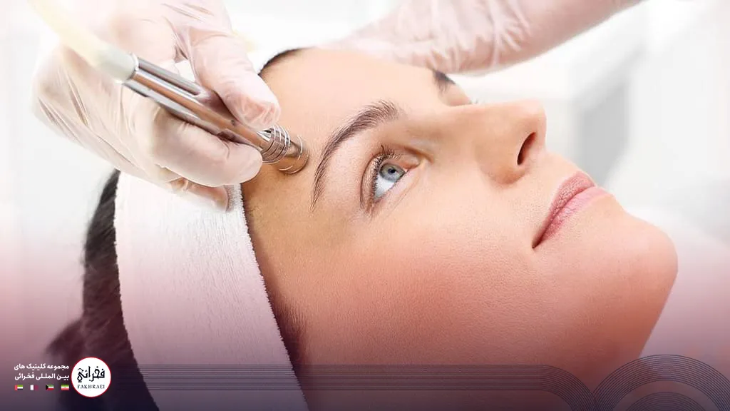 عکس خانمی در حال لایه برداری صورت