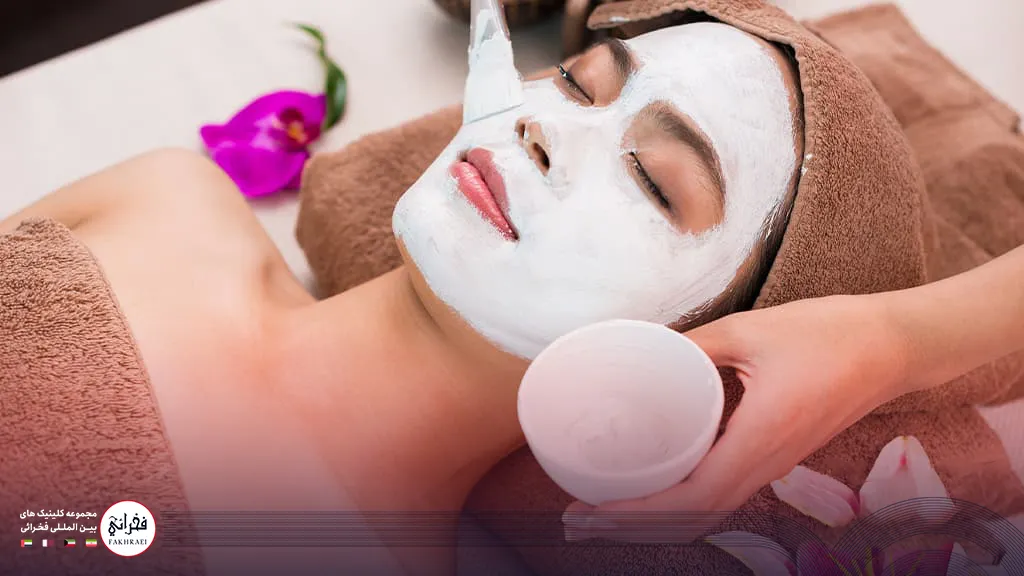 تصویر خانمی که خوابیده و در حال فیشیال صورت میباشد