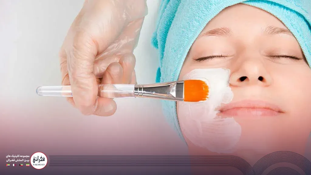 عکس خانمی در حال زدن ماسک روی صورت که یکی از مراحل فیشیال می باشد