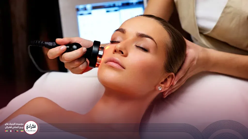 تصویر خانمی در حال پلاژن تراپی