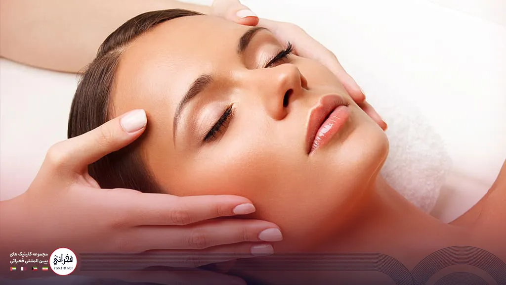 تصویر زنی در حال آرامش گرفتن از فیشیال صورت