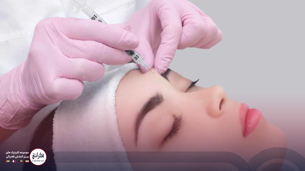 تزریق فیلر پیشانی- زنی با هدبند سفید خوابیده در حال تزریق فیلر