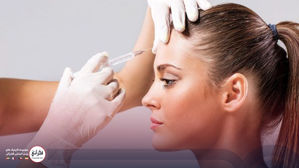 تزریق فیلر پیشانی- زنی بصورت نیمرخ در حال تزریق فیلر رروی پیشانی او