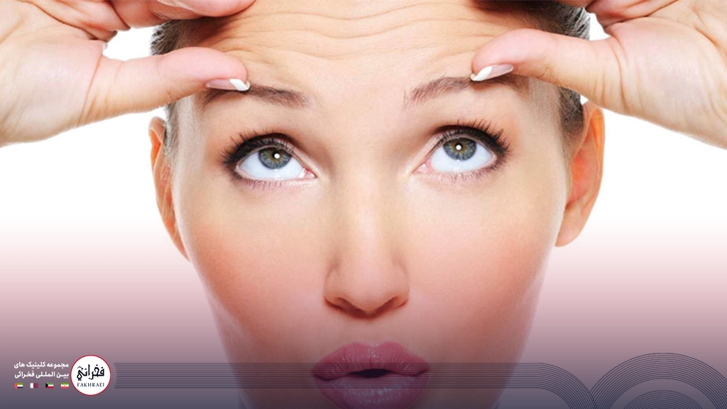 تزریق فیلر پیشانی- تصویر زنی که انگشتانش را روی پیشانی قرار داده است.