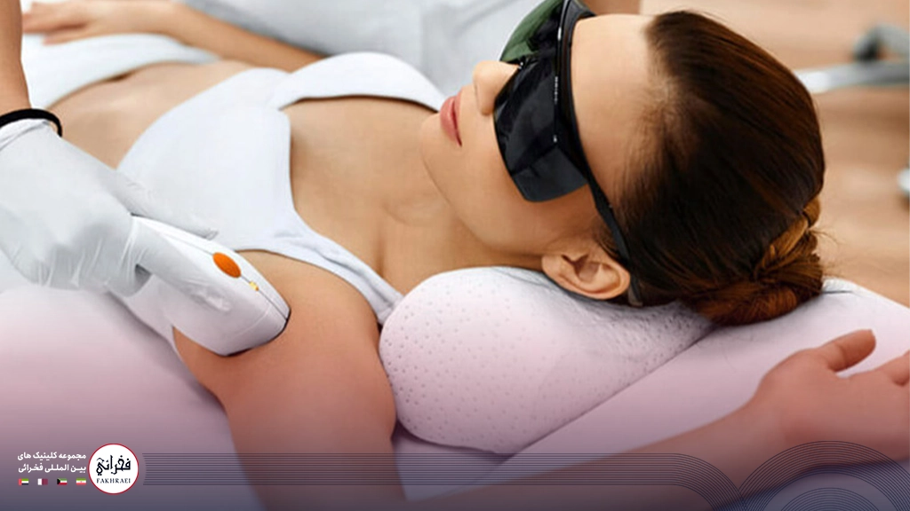 لیزر کیوسوئیچ برای زیر بغل- زنی با لباس زیر سفید در حال انجام لیزر زیر بغل