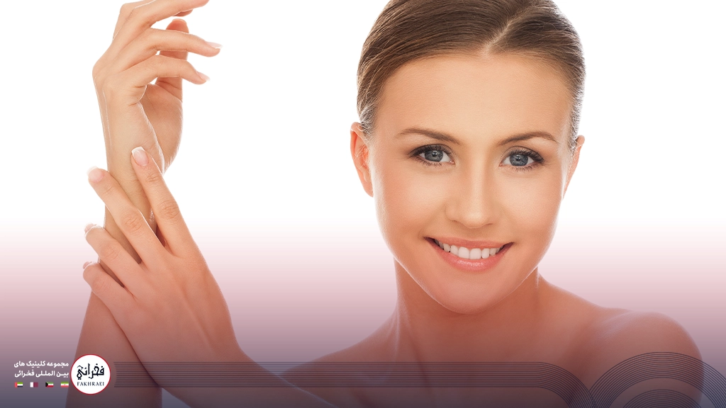 تصویر زنی که دست هایش را به هم وصل کرده