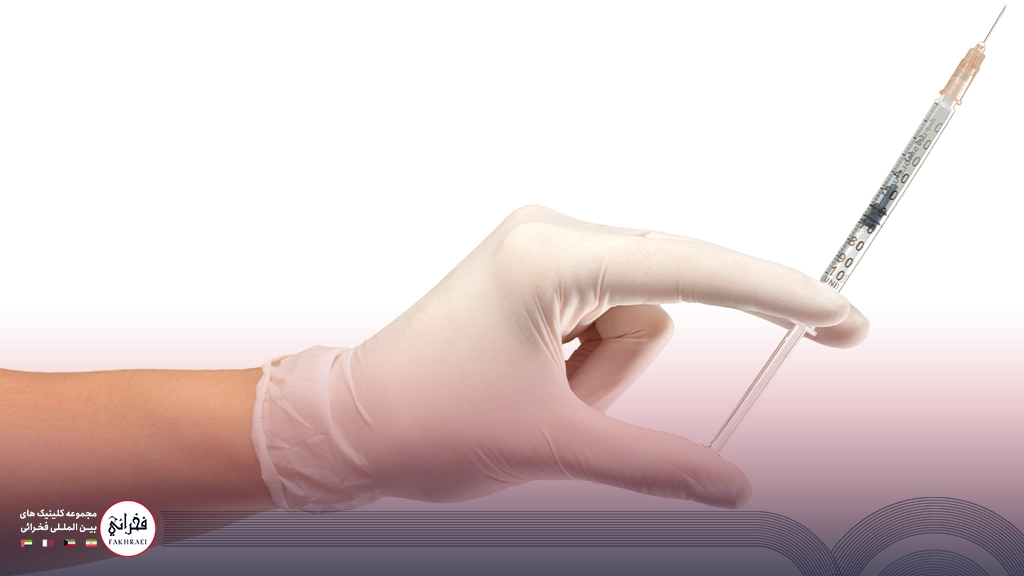 تزریق ژل دست-یک سرنگ در دست دکتر