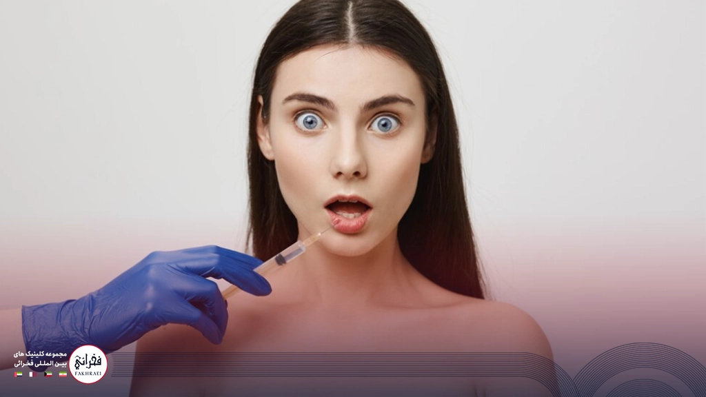 تزریق ژل لب مدل قلوهای-چهره متعجب خانمی در حال تزریق ژل