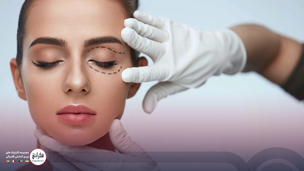 هایفوتراپی پلک-تصویری زنی که دستی با دستک سفید روی پوست صورت او قرار دارد