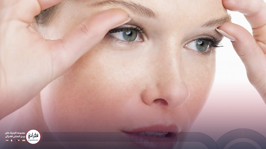 هایفوتراپی پلک- زنی که با دستان خود پلکش را بالا داده است