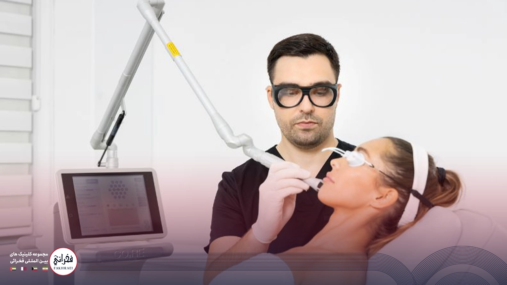 میکرونیدلینگ بهتر است یا لیزر co2-دکتر در حال لیزر کردن صورت خانمی