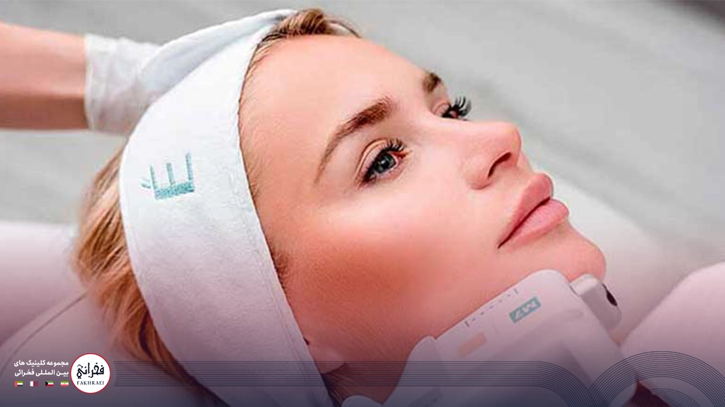 هایفوتراپی صورت-زنی با هدبند سفید در حال انجام هایفو