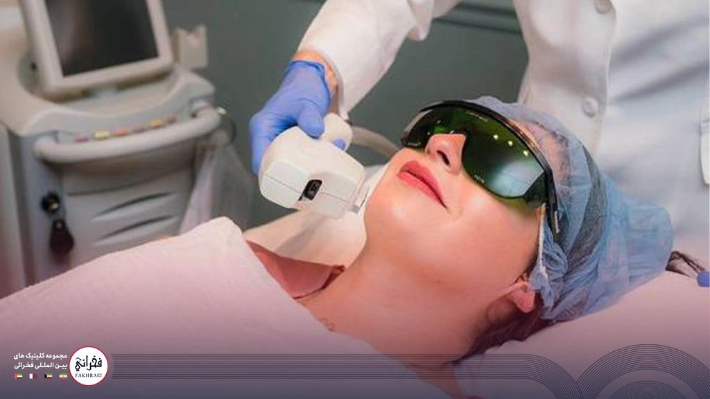 هایفوتراپی صورت-زنی در حال انجام هایفو