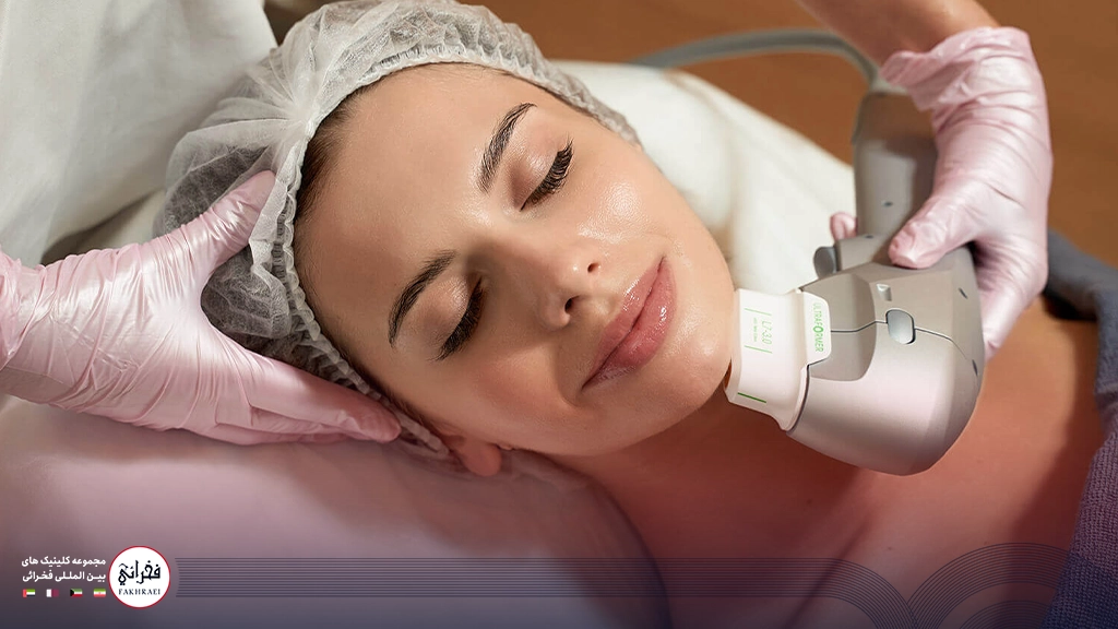 هایفوتراپی صورت-زنی در حال انجام هایفو