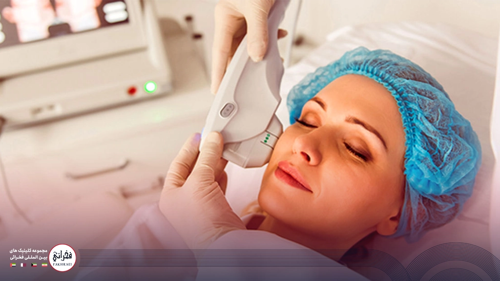 هایفوتراپی صورت-زنی با کلاه بیمارستان آبی در حال انجام هایفو