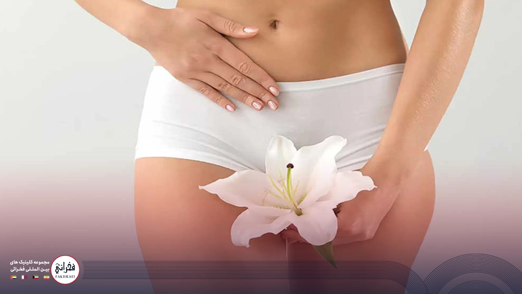 زنی با لباس زیر سفید و گل سفید بعد از جوانسازی واژن با لیزر فوتونا