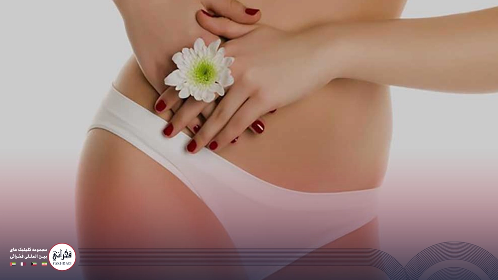 زنی با لباس زیر سفید و گل سفید در دست بعد از جوانسازی واژن با لیزر فوتونا