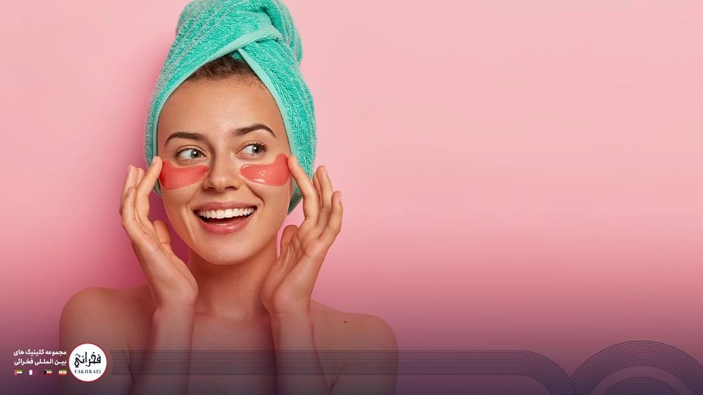 بلفاروپلاستی زنی که زیر چشمش پچ دارد با حوله سبز