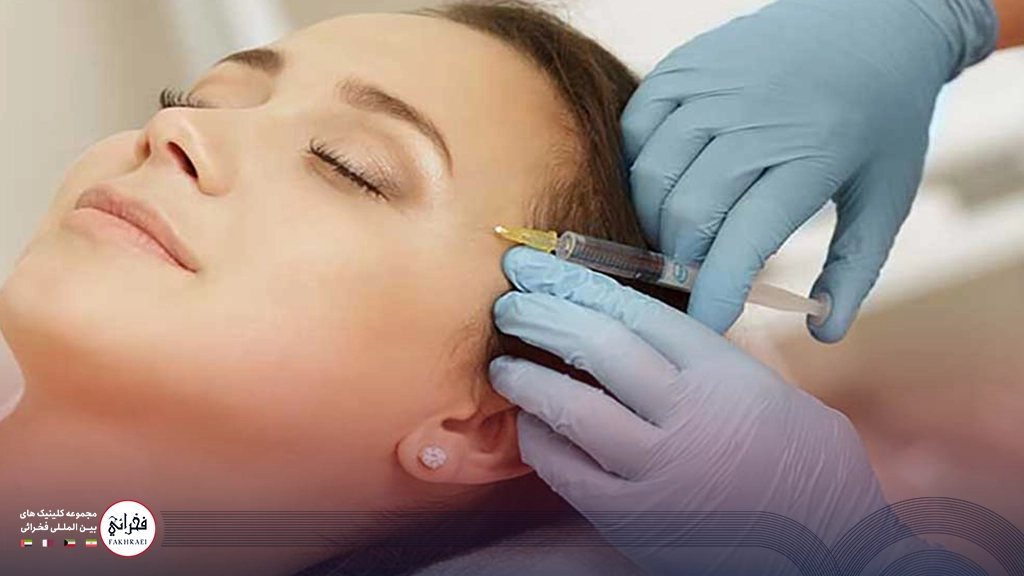 بوتاکس پیشانی-درحال ترزریق بوتاکس به خانومی