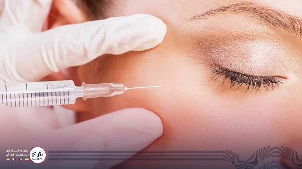 فرق مزوژل و فیلر زیر چشم -در حال تزریق به زیر چشم خانومی