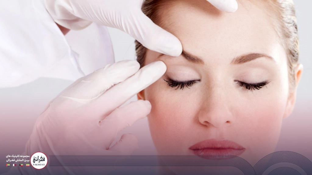 لیفت ابرو با نخ-تصویر دست دکتر روی ابرو خانومی