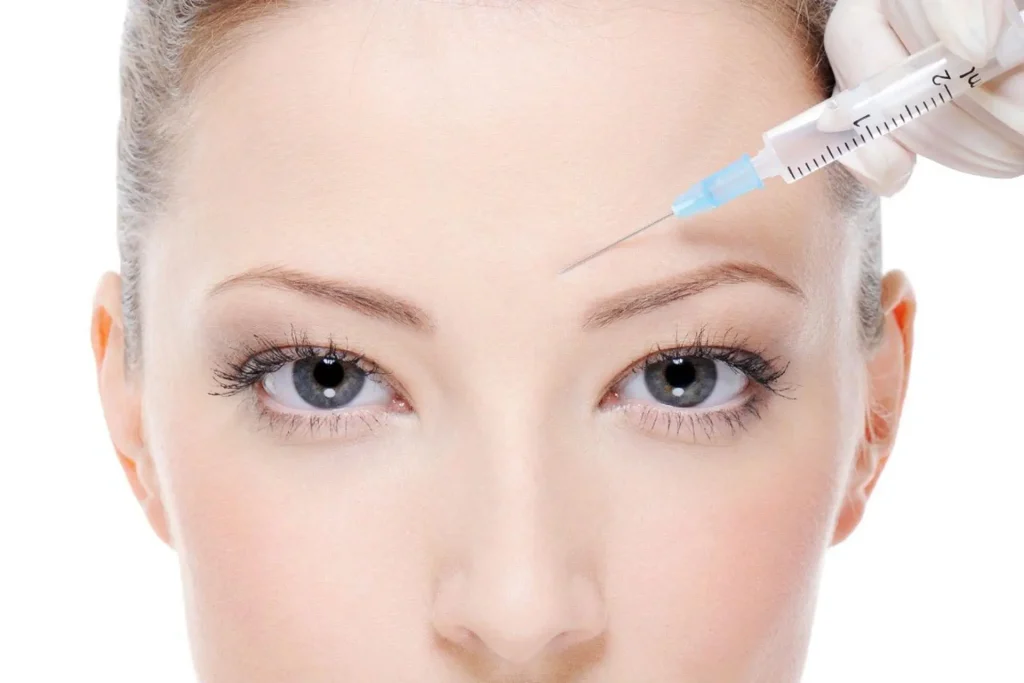 تصویر یک زن در حال تزریق بوتاکس پیشانی