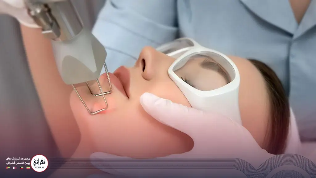 تصویر خانمی در حال استفاده از لیزر co2