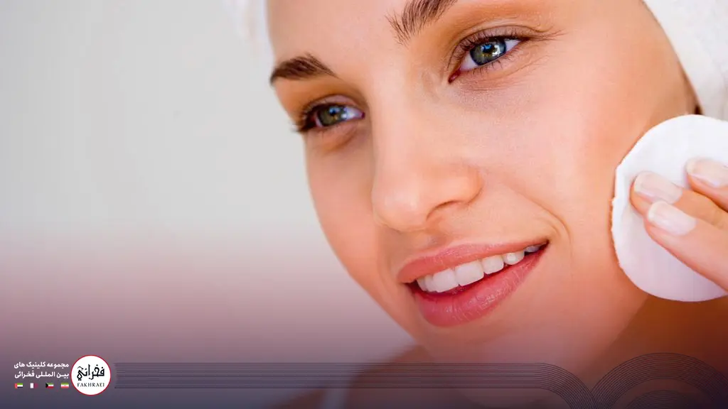 خانم جوانی که در حال پاک کردن صورت خود با پد میباشد