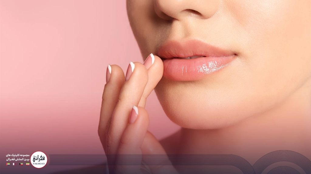 تزریق ژل لب مدل سه دکمه ای-خانومی با لب های ژل زده