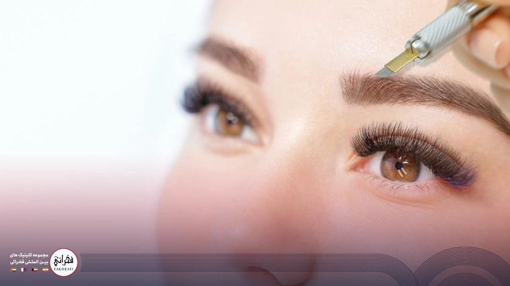 کاشت ابرو میکروگرافت-تصویر خانومی با ابرو پر در حال مداد کشیدن