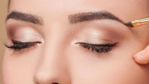 کاشت ابرو میکروگرافت-تصویر خانومی با ابرو پر