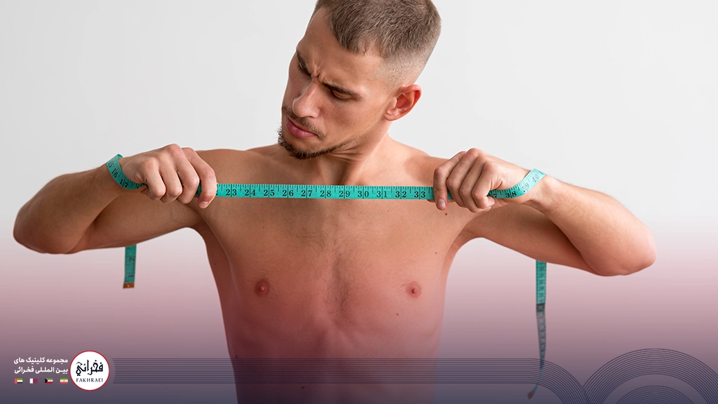 مردی با بالا تنه لخت و متری در دست قبل از استفاده از دستگاه بادی آنالیز