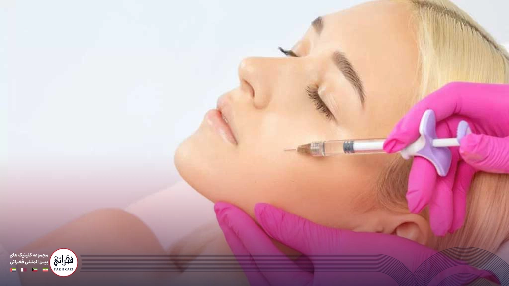 مزوتراپی ضد لک -در حال تزریق مزوژل به خانمی
