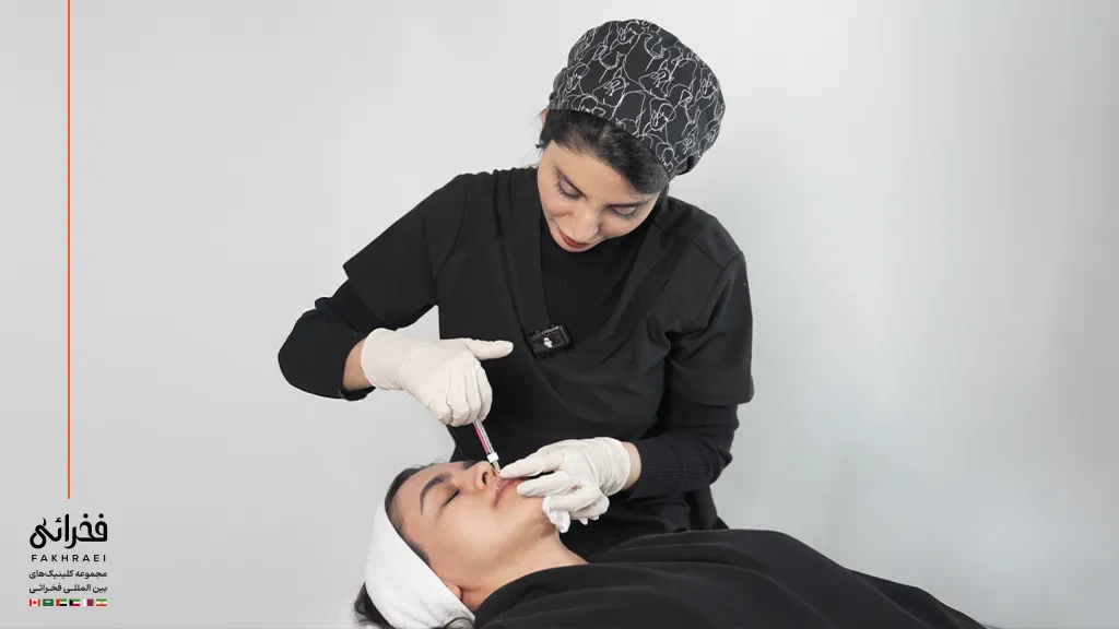 دکتر کوفی در حال تزریق ژل لب در کلینیک فخرائی