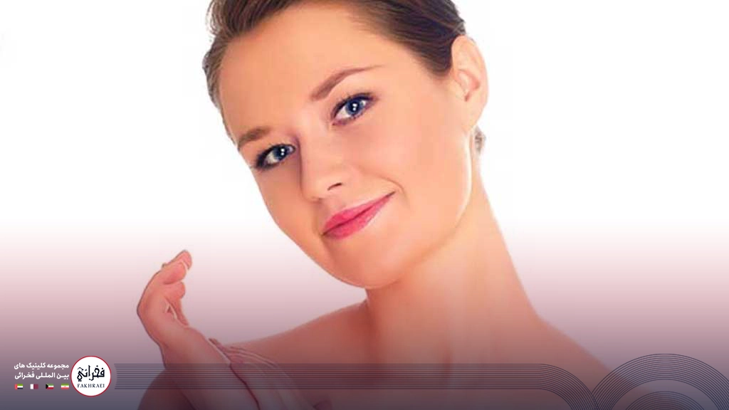 جوانسازی گردن-خانومی با گردن کشیده و چهره شاد