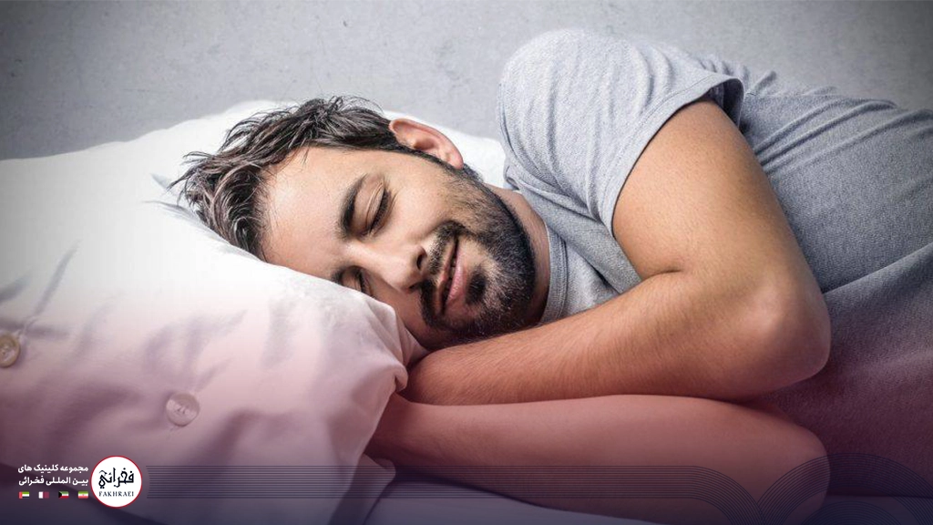 نحوه خواب بعد از کاشت مو-تصویری از مردی در حال خواب