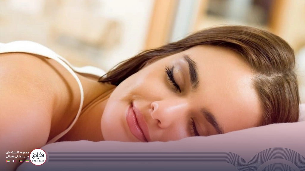 نحوه خواب بعد از کاشت مو-تصویر خانومی در حال خواب