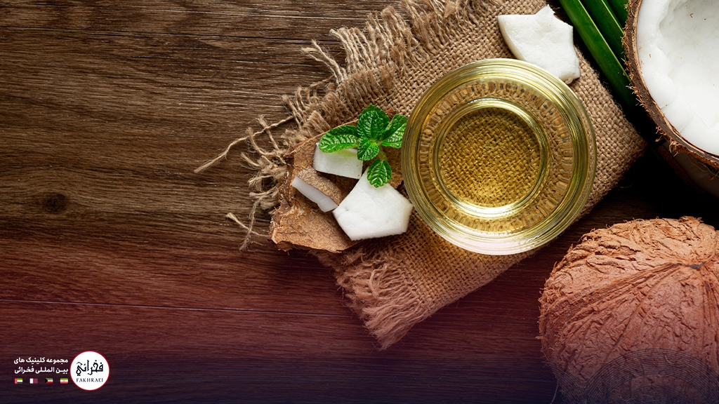 نمایی از کاسه ای از روغن نارگیل و تکه های نارگیل برای درمان تبخال