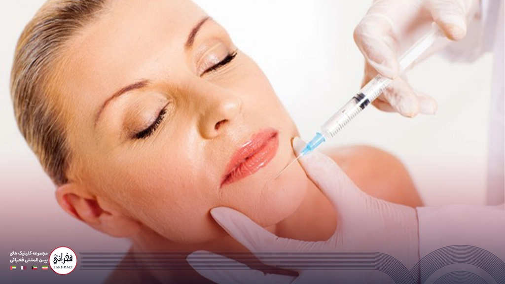 در حال تزریق بوتاکس چانه