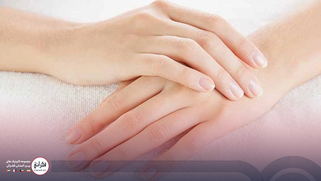 هایفوتراپی دست-نمایی از دست های خانمی