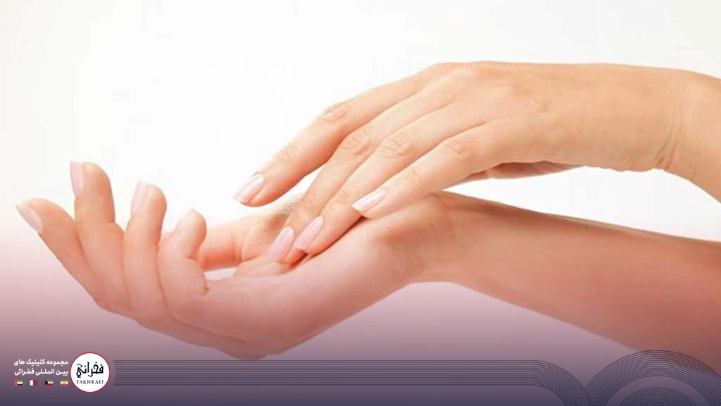 هایفوتراپی دست-نمایی از دست های خانمی