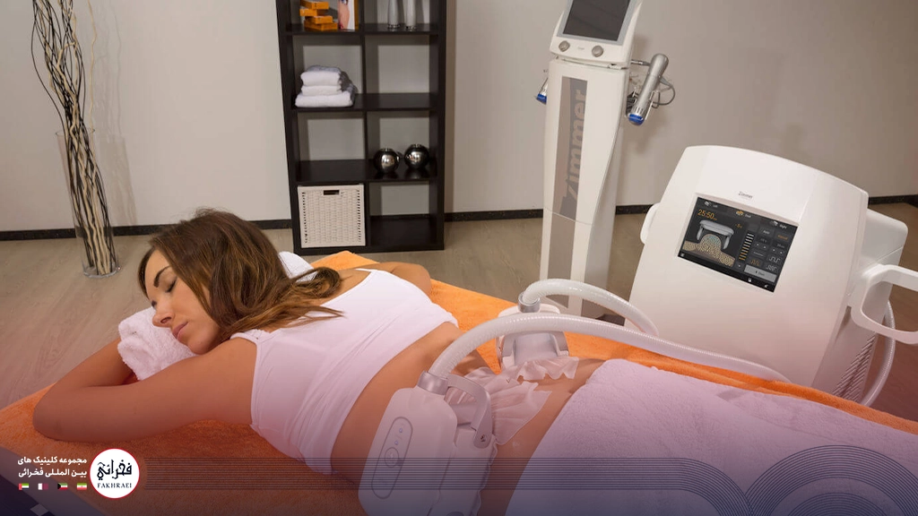 جوابدهی کرایولیپولیز-نمایی از دستگاه لاغری روی بدن خانمی