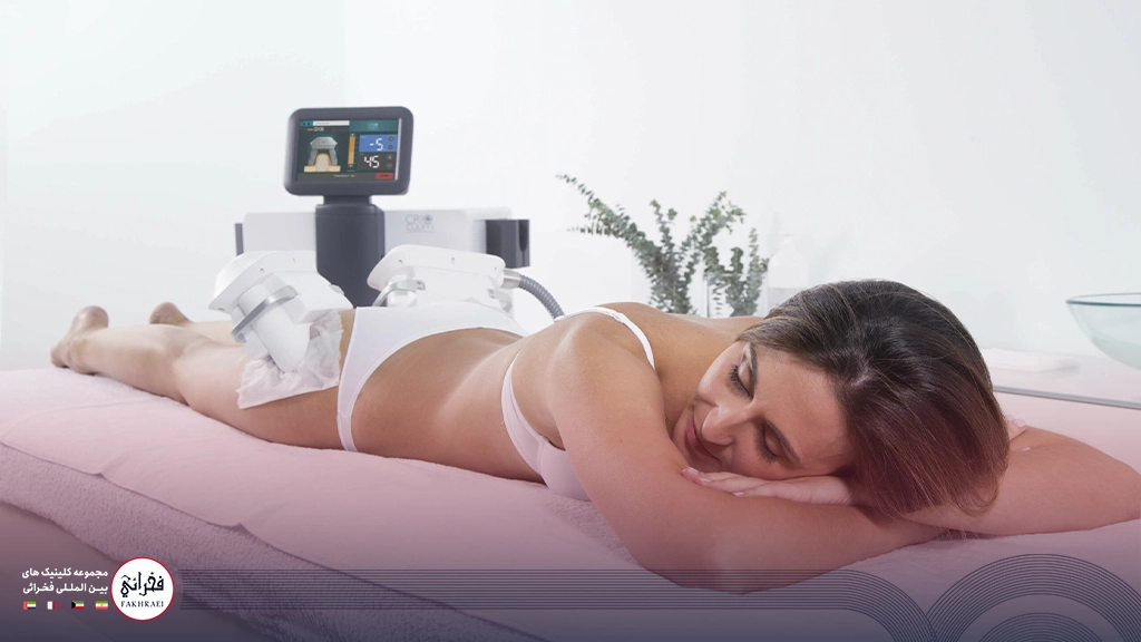 جوابدهی کرایولیپولیز-نمایی از دستگاه لاغری روی بدن خانمی