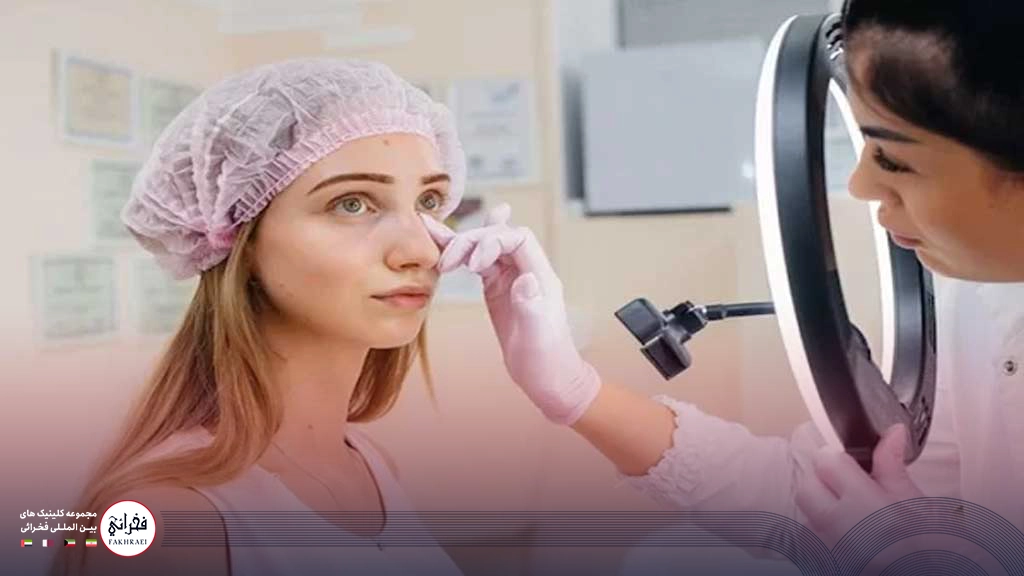 هایفوتراپی دور چشم-خانمی در مراجعه به پزشک برای دور چشم