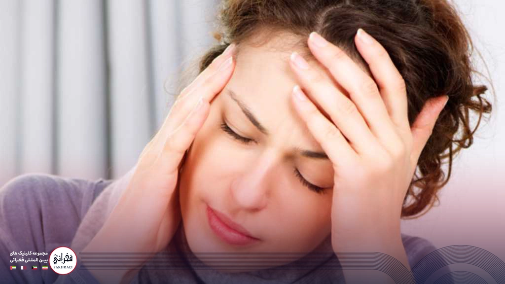 خانمی مبتلا به میگرن