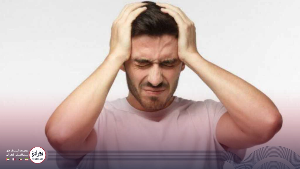 مردی درحال مبارزه با میگرن