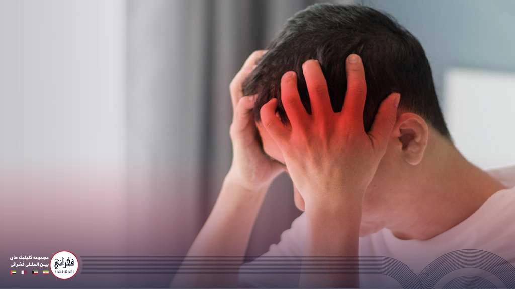 مردی در حال مبارزه با میگرن شدید