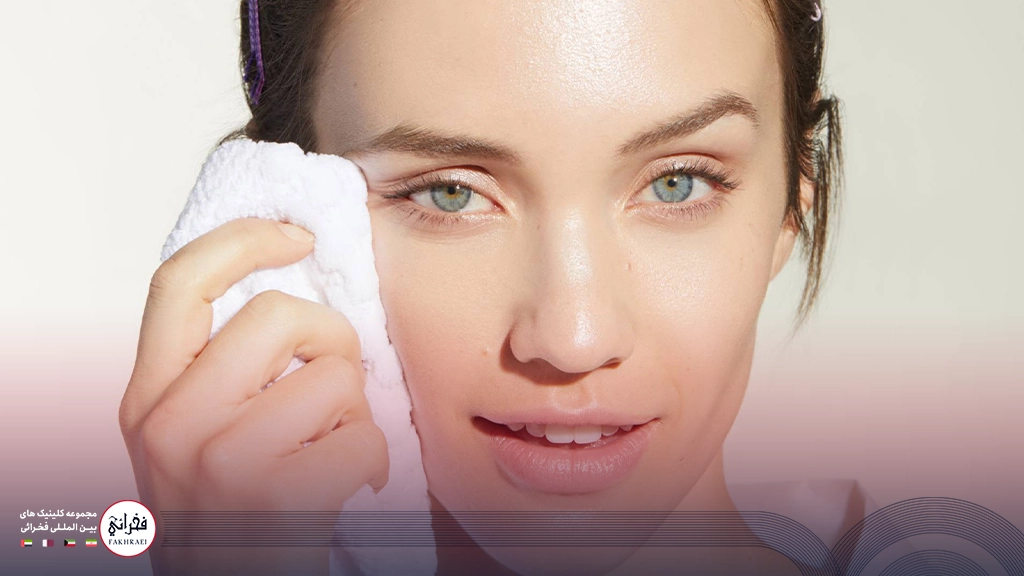 شستن و لایه برداری پوست صورت چرب و جوش دار 
