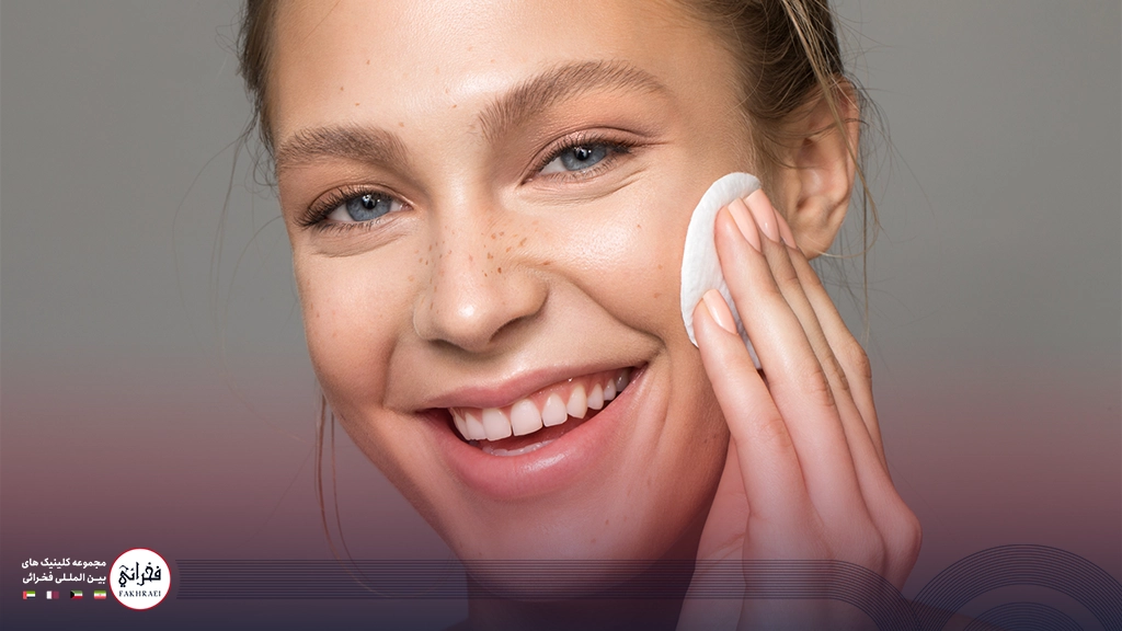 دختری در حال استفاده از تونر برای پوست چرب و جوش دار 